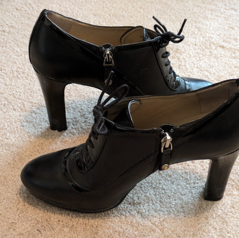 Ellen Tracy heeled shootie booties laces